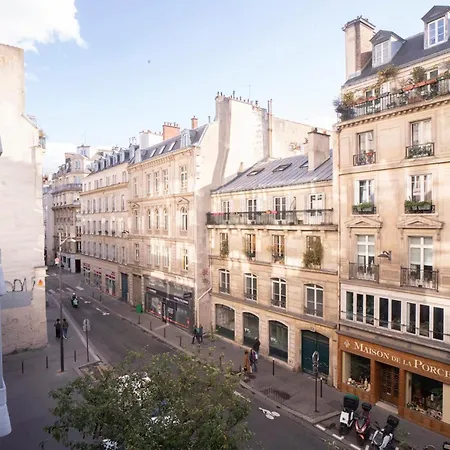 Modern Near Parisian Attractions Parigi